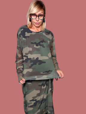 Abito camouflage con maniche velate e laccetto in vita