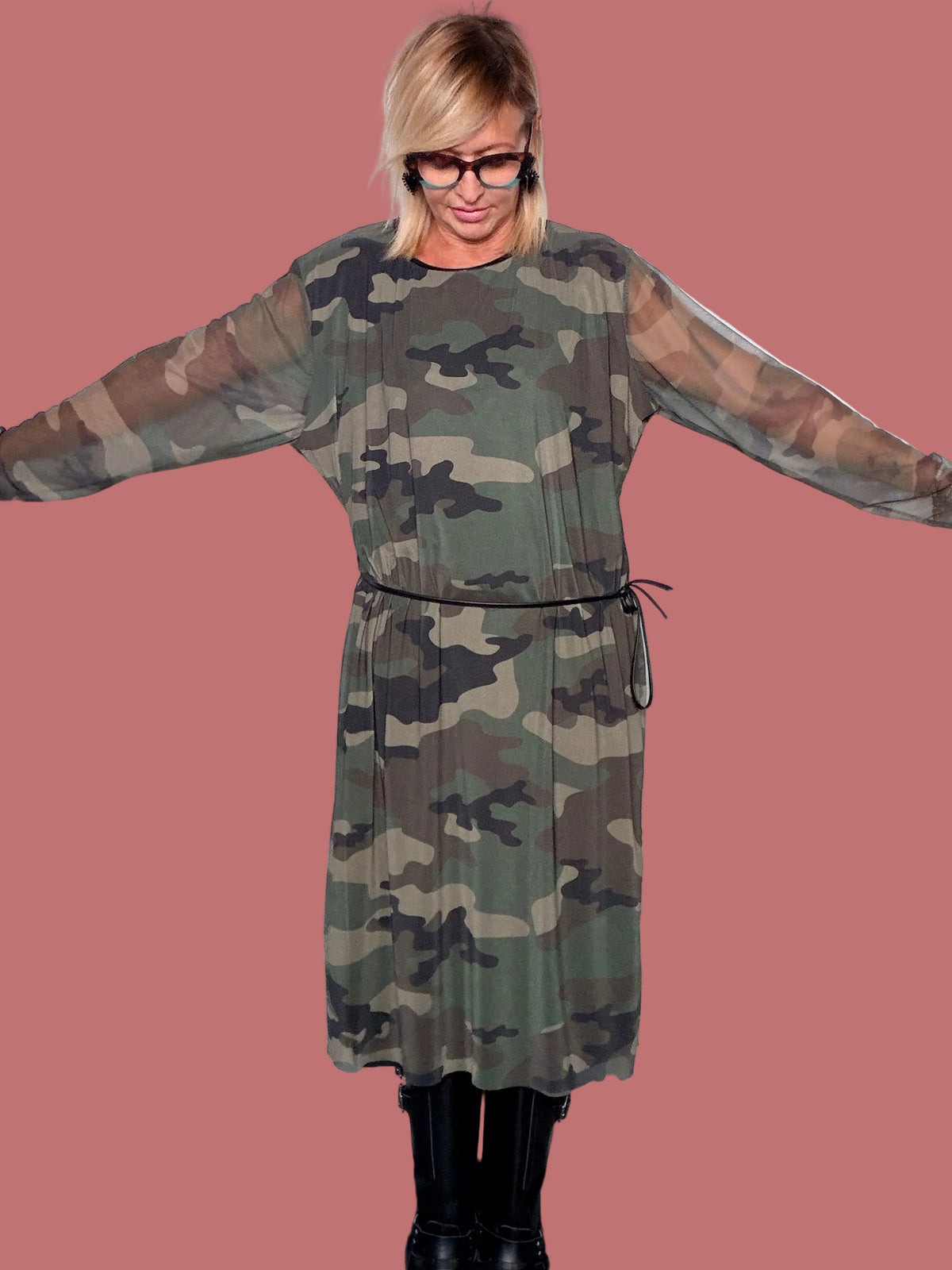 Abito camouflage con maniche velate e laccetto in vita