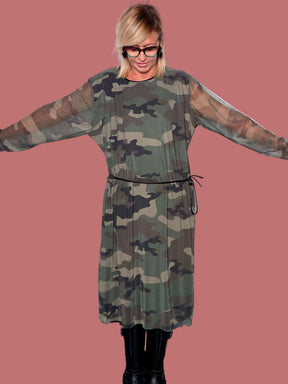 Abito camouflage con maniche velate e laccetto in vita