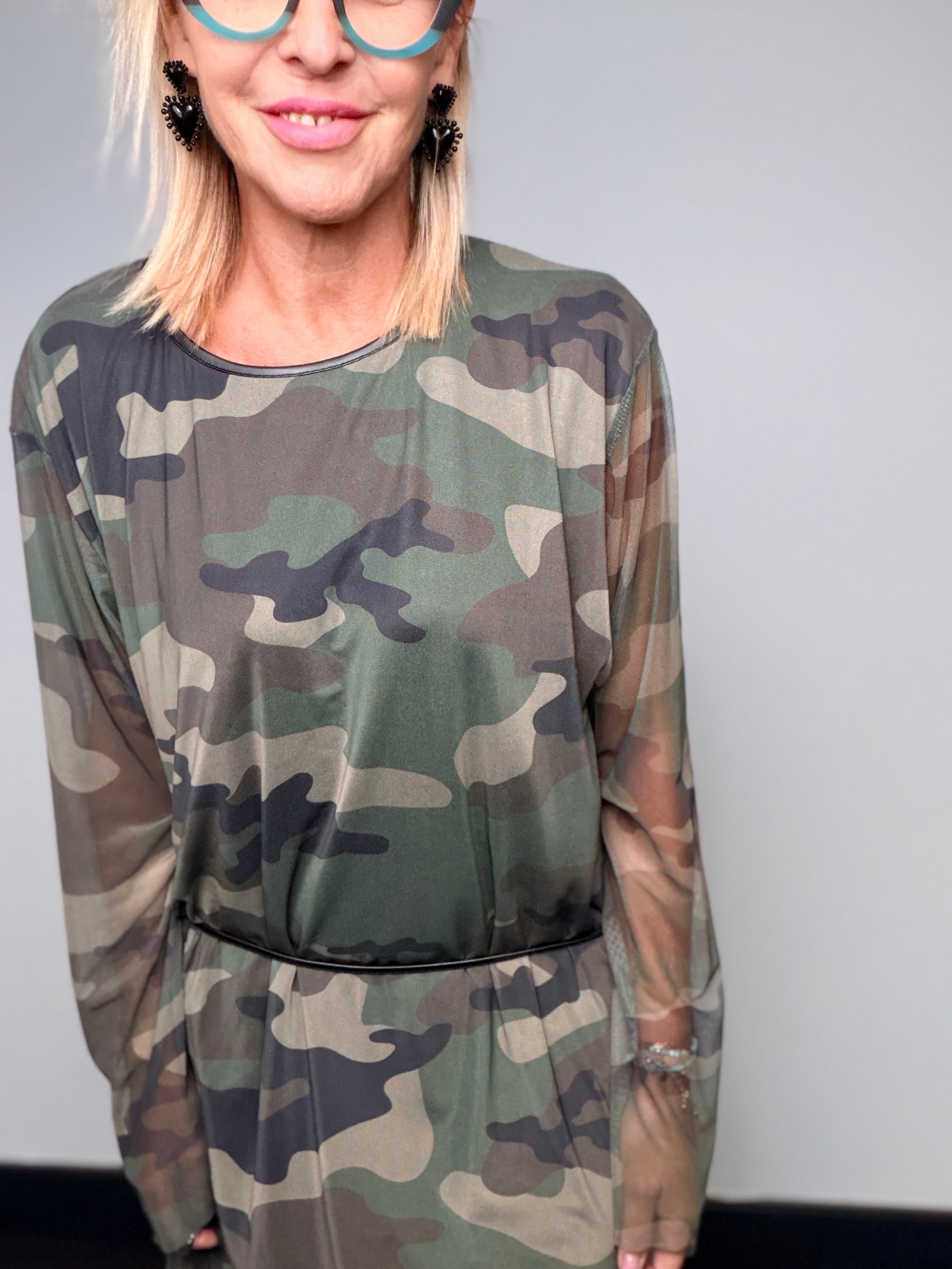 Abito camouflage con maniche velate e laccetto in vita