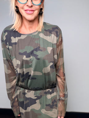 Abito camouflage con maniche velate e laccetto in vita