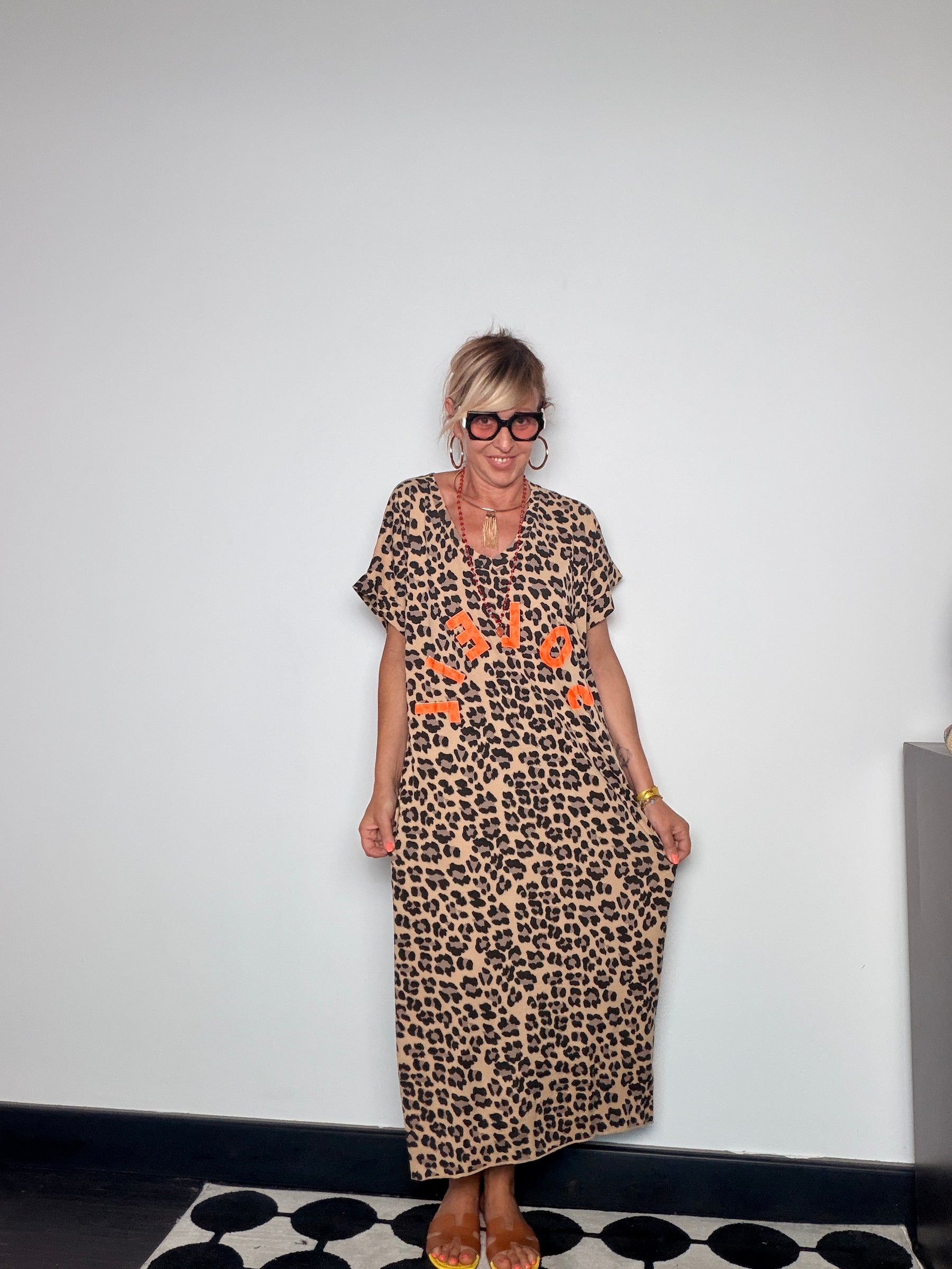 Abito Maxi Animalier "SOLEIL" — Maculato con Lettering Arancio Fluo