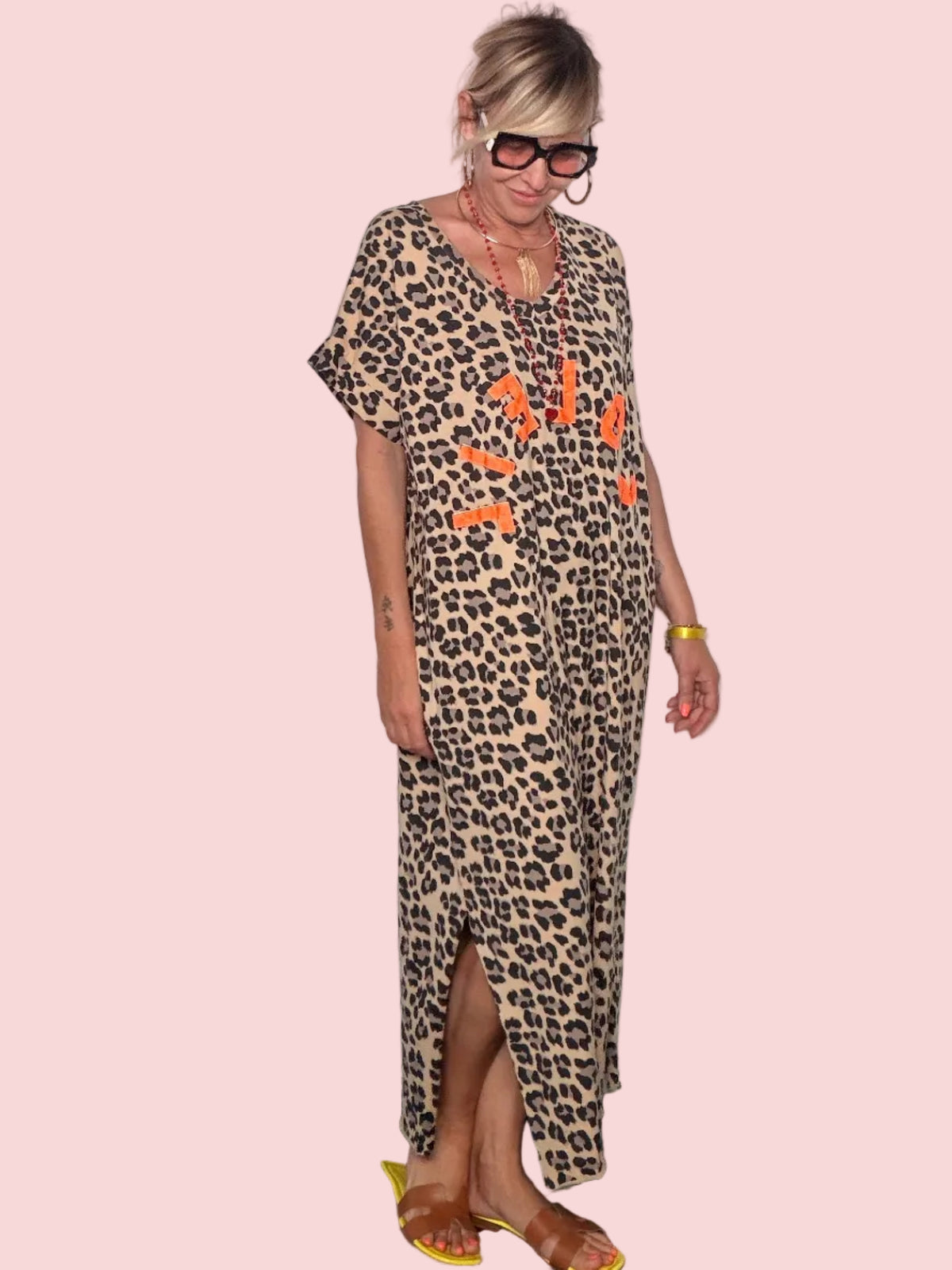 Abito Maxi Animalier "SOLEIL" — Maculato con Lettering Arancio Fluo