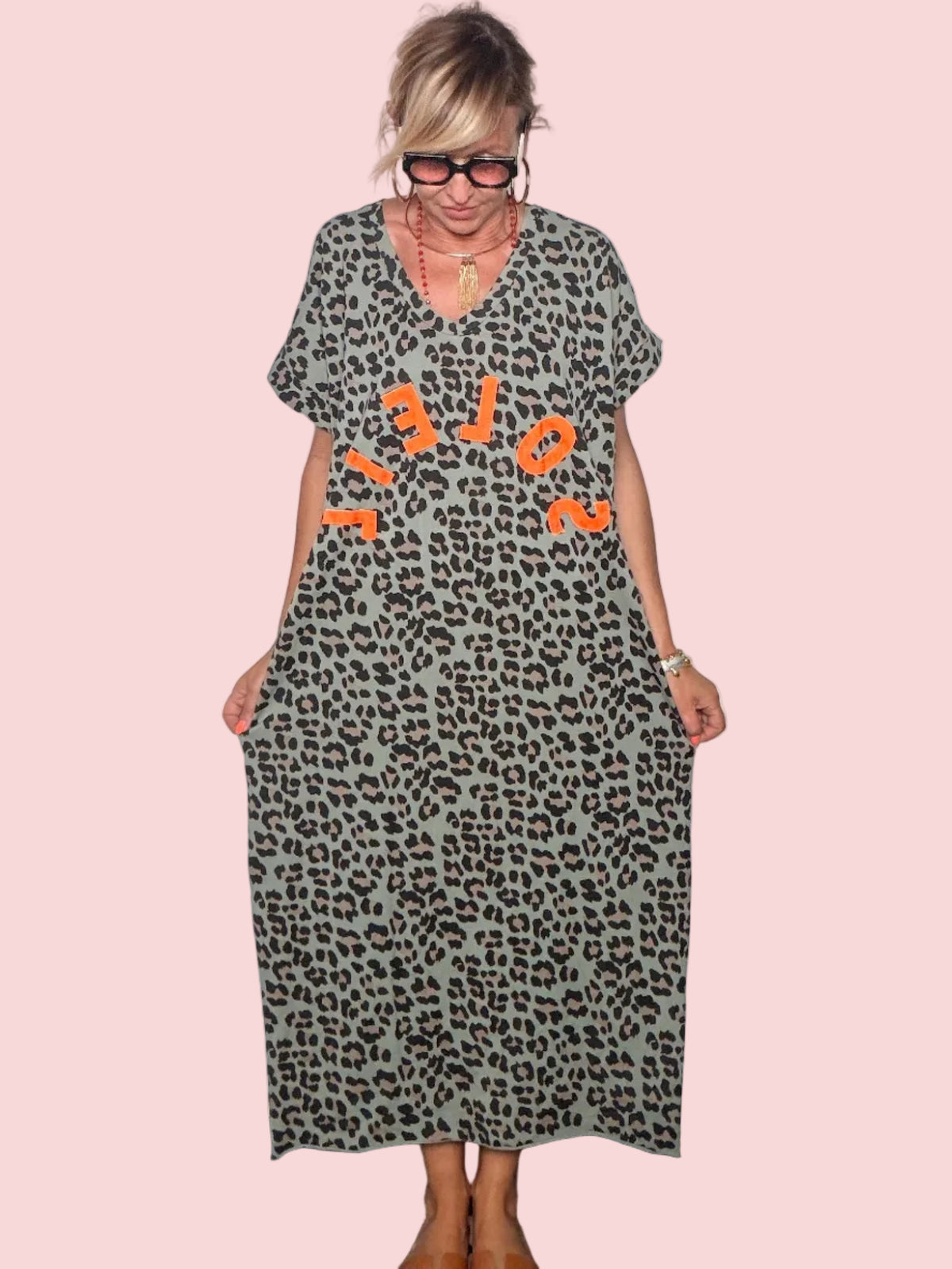 Abito Maxi Animalier "SOLEIL" — Maculato con Lettering Arancio Fluo