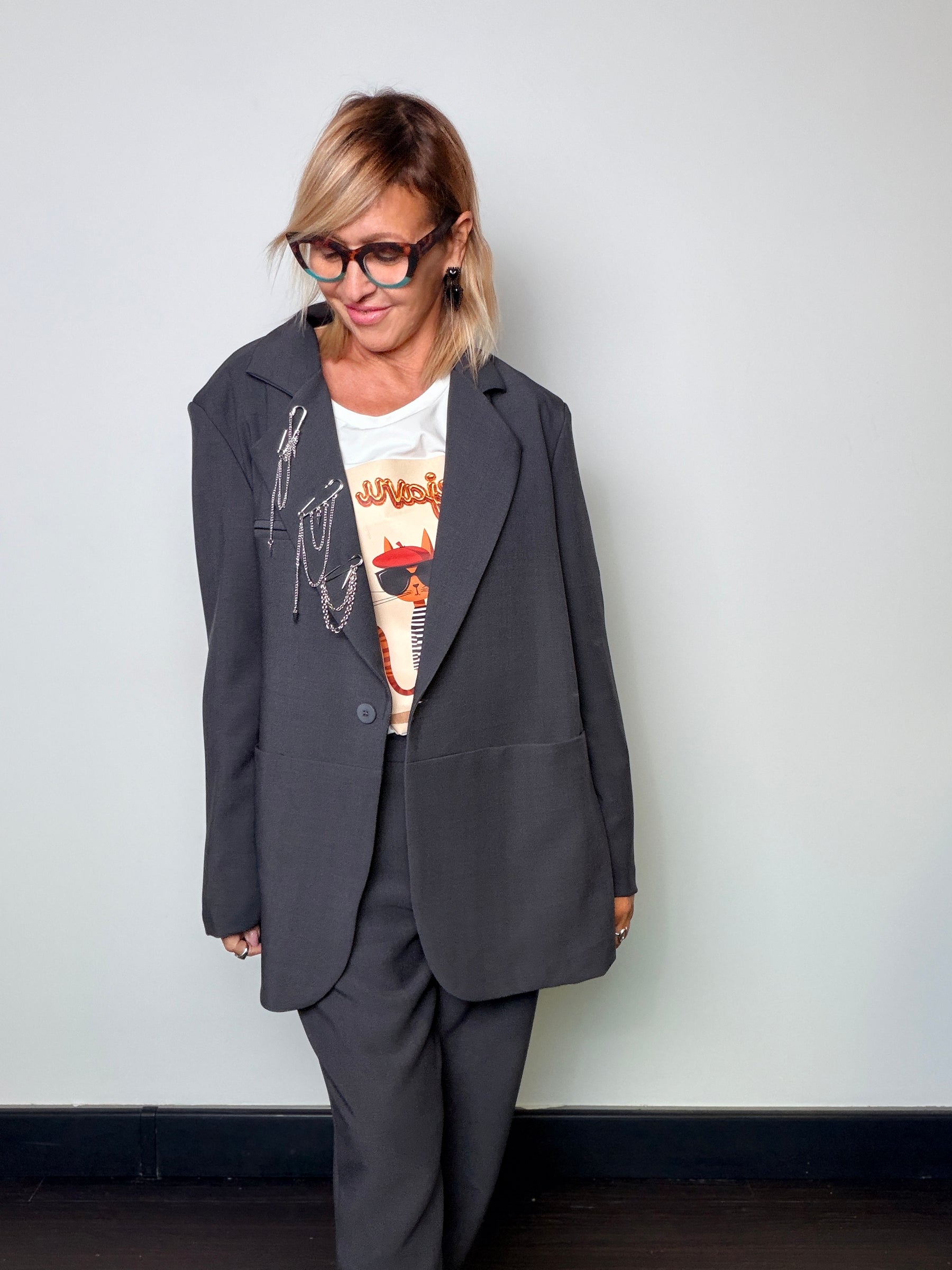 Giacca blazer oversize con spille decorative