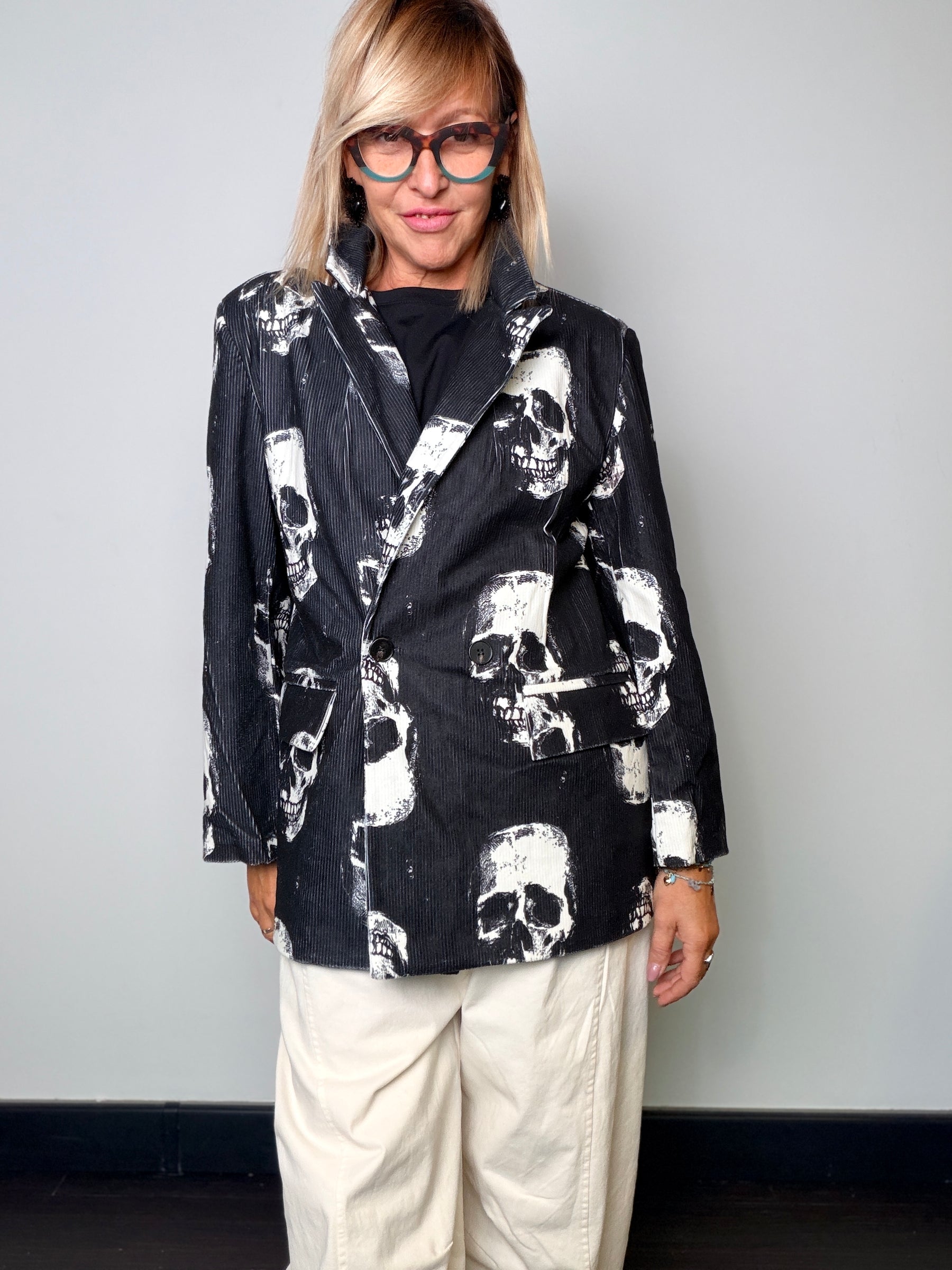 Giacca blazer gessata con stampa teschi