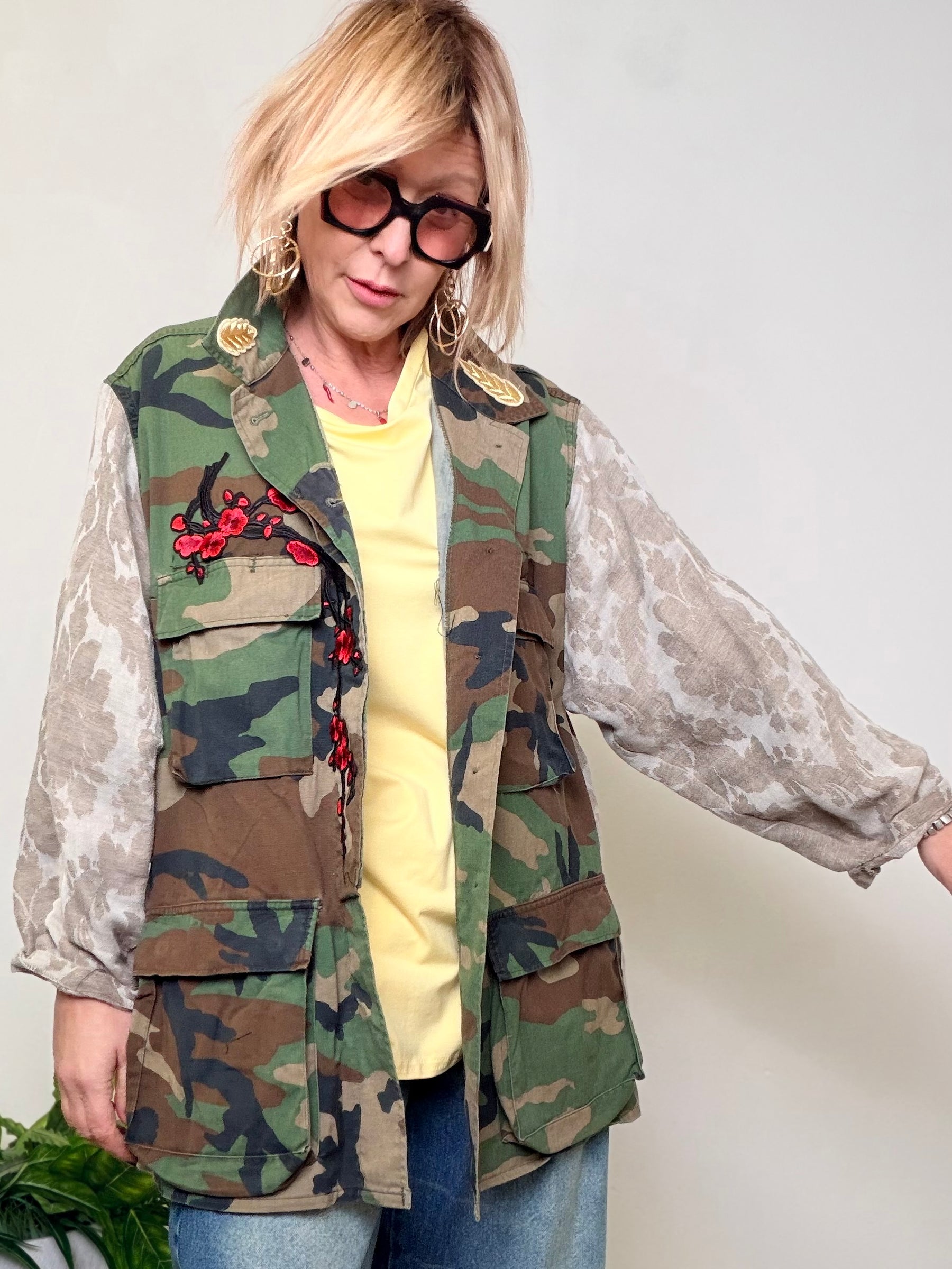 Giacca Militare Vintage con Maniche fantasia  e Ricamo Floreale