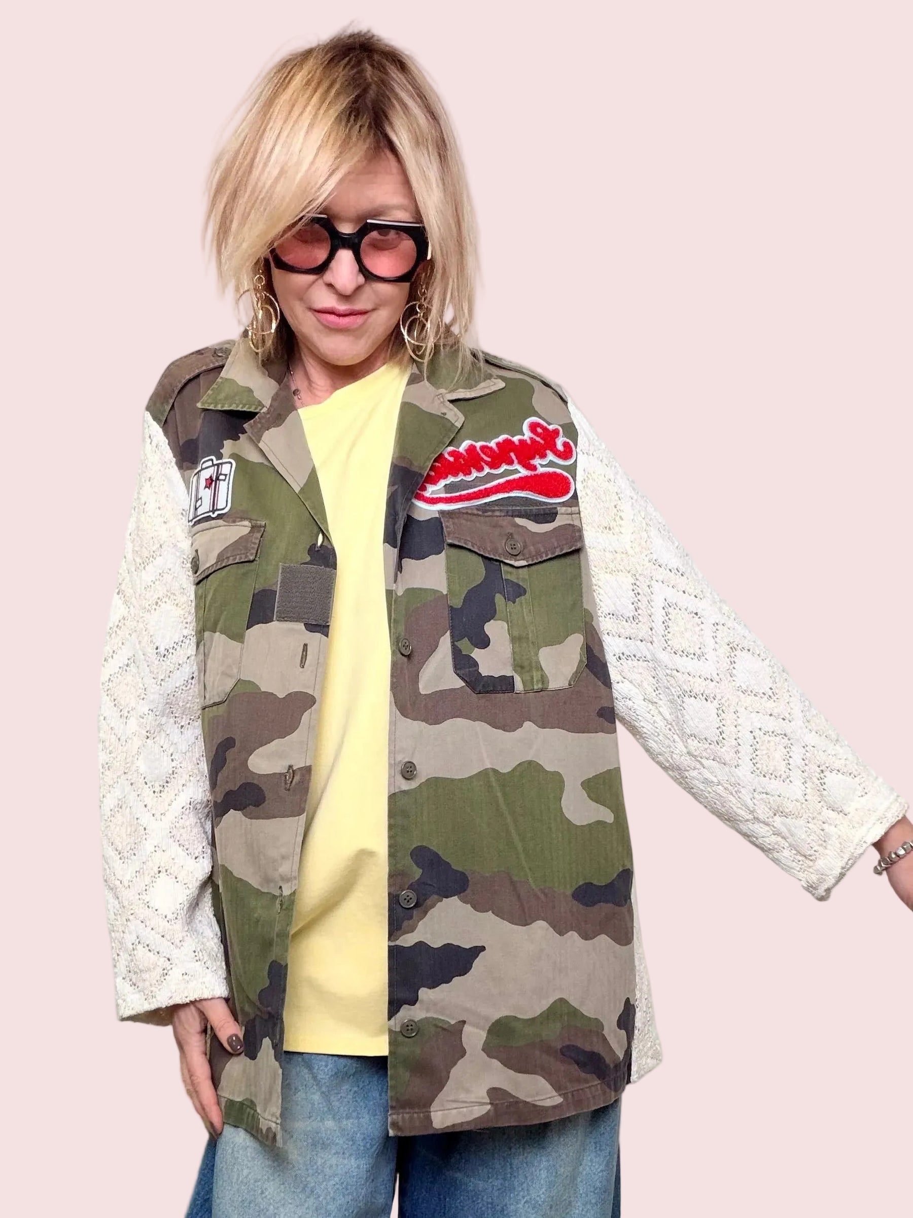 Giacca Militare Vintage Camouflage con Maniche in Pizzo e Patch 'Happiness'