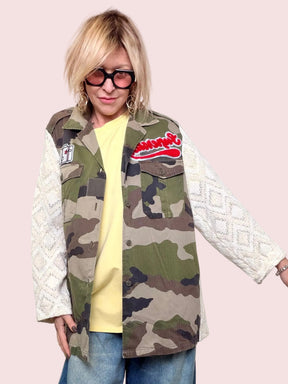 Giacca Militare Vintage Camouflage con Maniche in Pizzo e Patch 'Happiness'