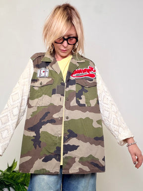 Giacca Militare Vintage Camouflage con Maniche in Pizzo e Patch 'Happiness'