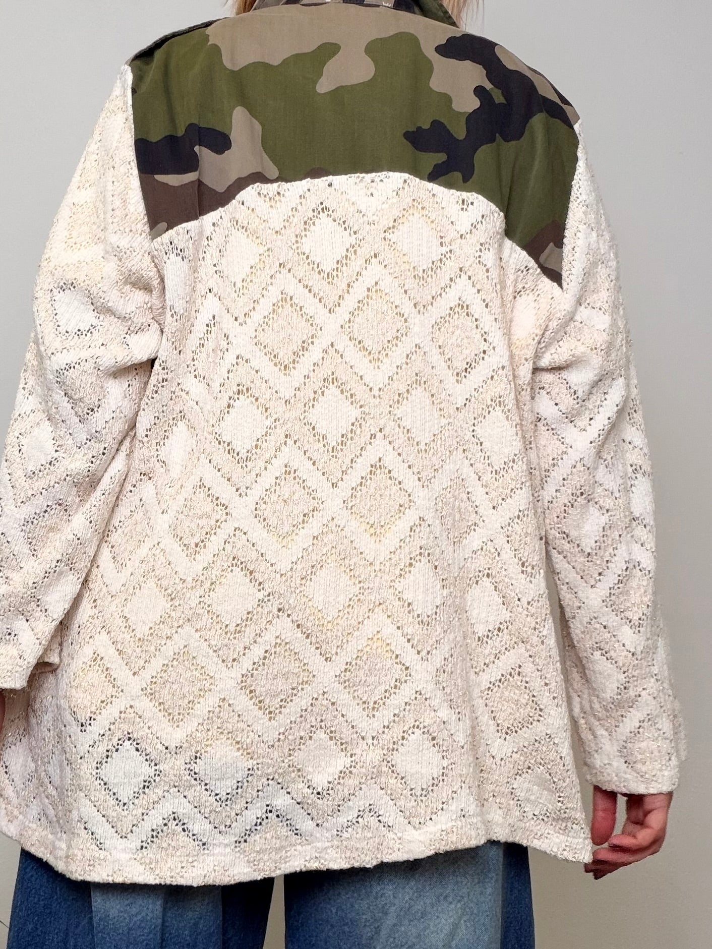 Giacca Militare Vintage Camouflage con Maniche in Pizzo e Patch 'Happiness'