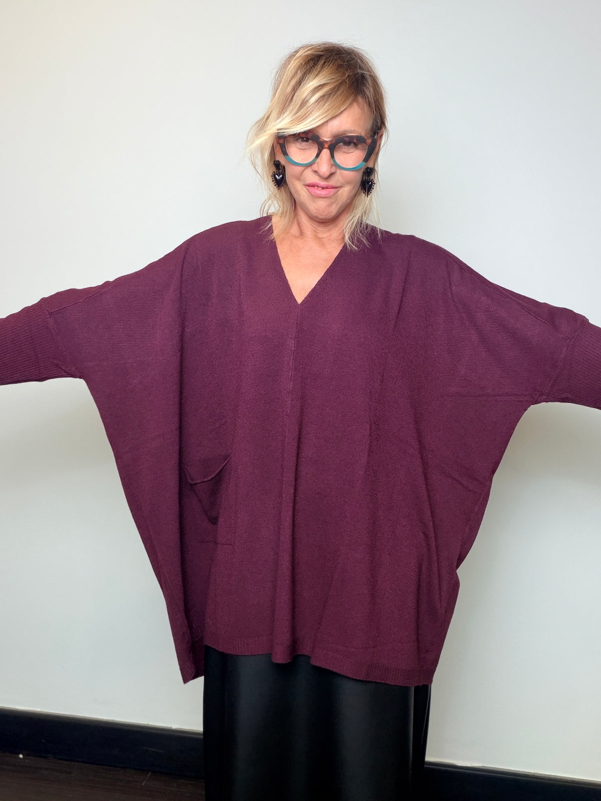Maglia oversize in viscosa con scollo a V e tasca laterale
