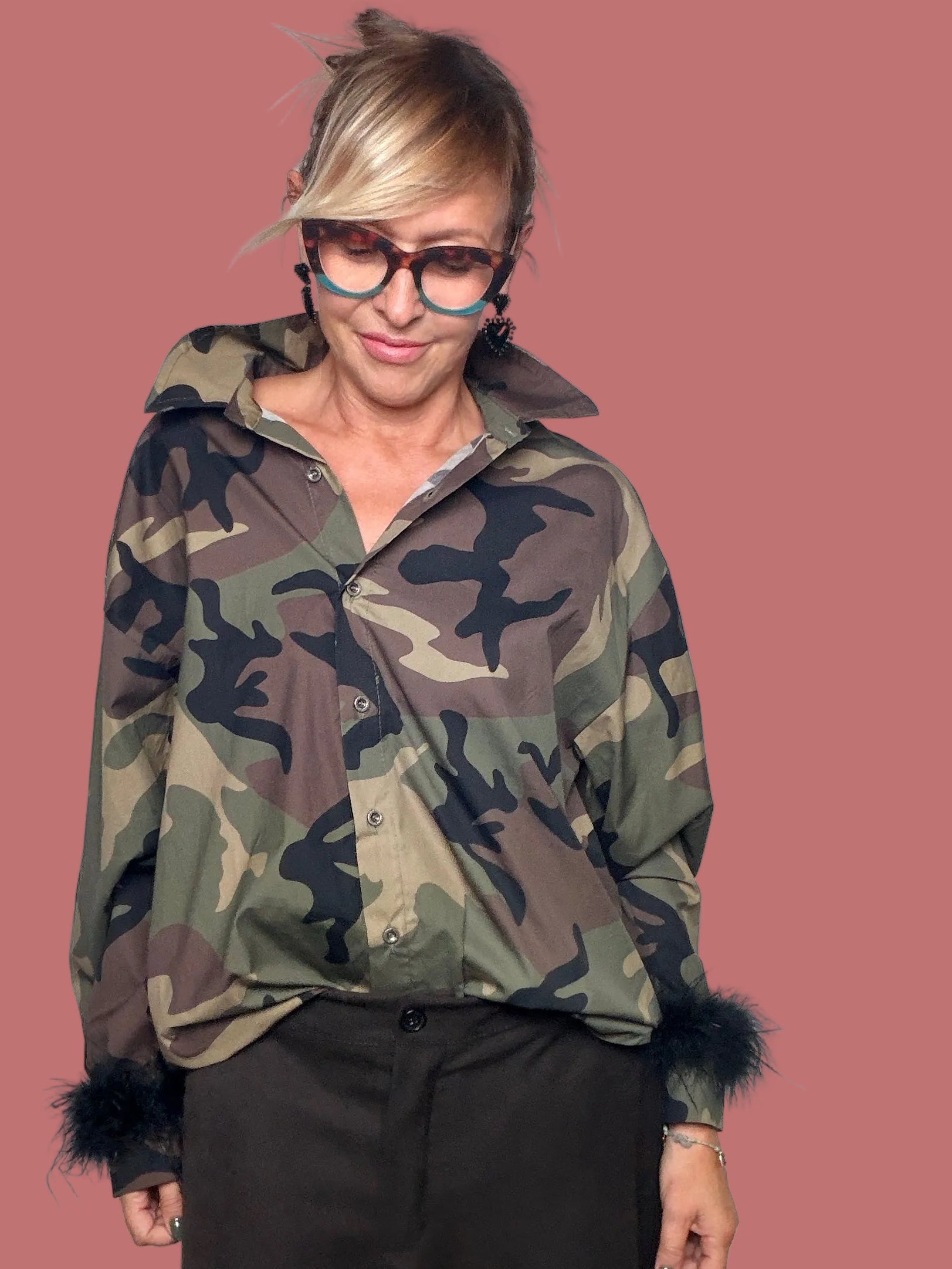 Camicia oversize camouflage con dettagli piumati ai polsi