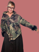 Camicia oversize camouflage con dettagli piumati ai polsi