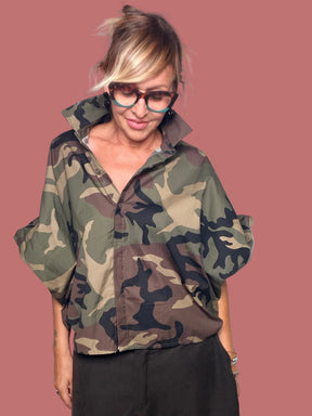 Camicia camouflage dalla linea ampia