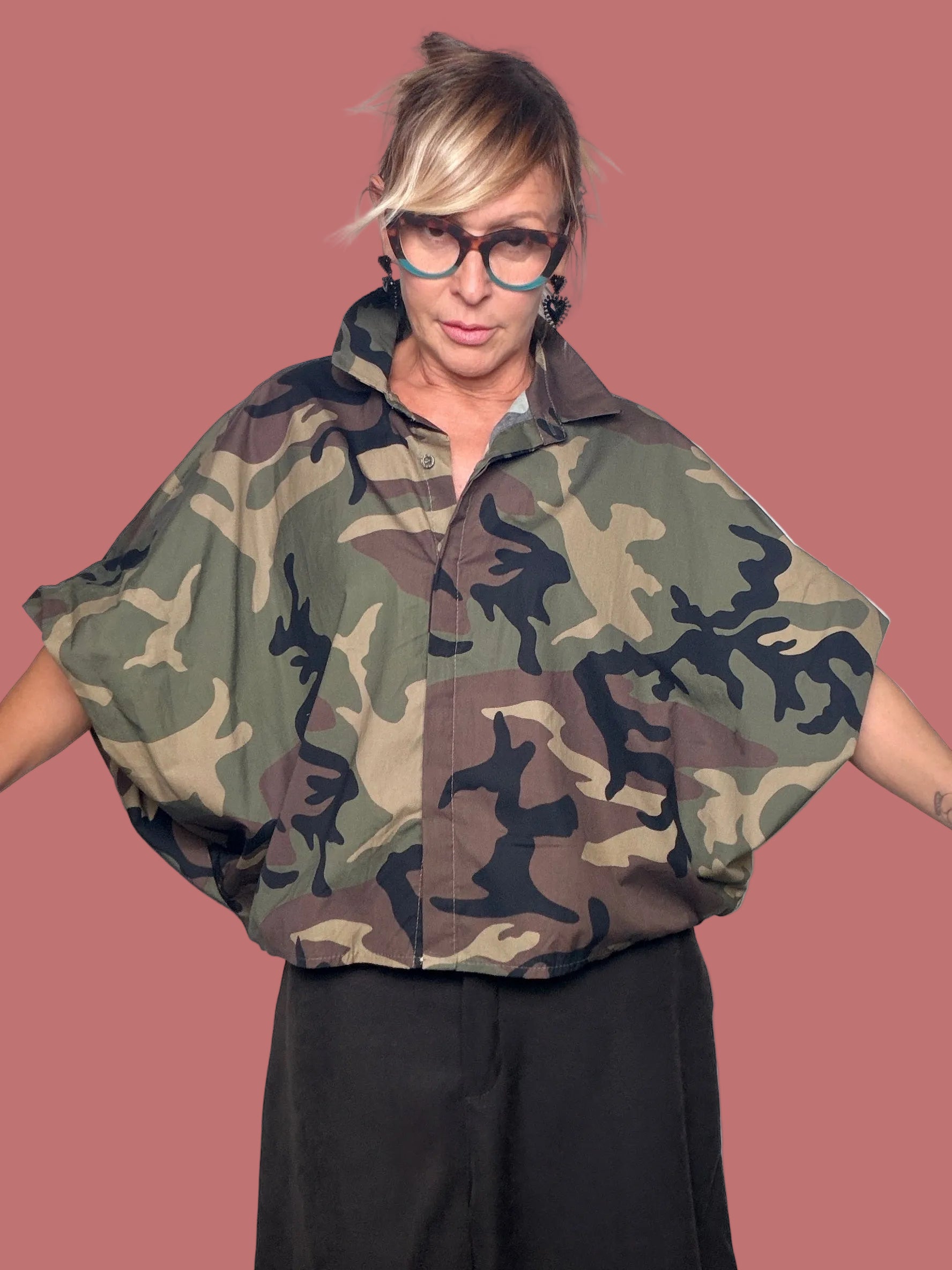 Camicia camouflage dalla linea ampia