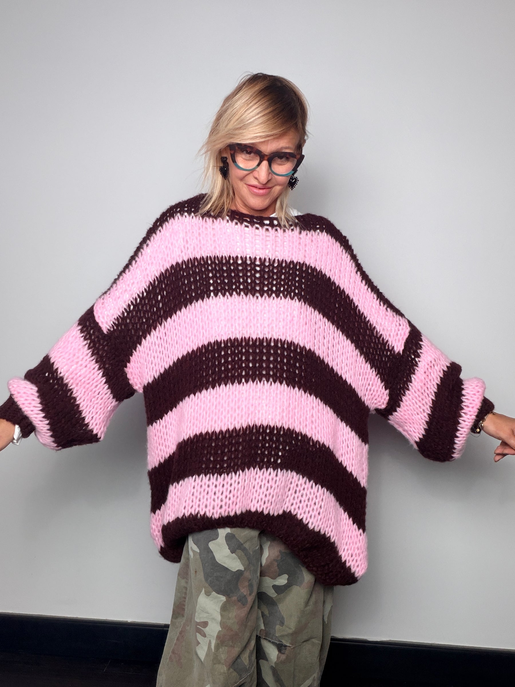 Maglia oversize a righe larghe con lavorazione traforata