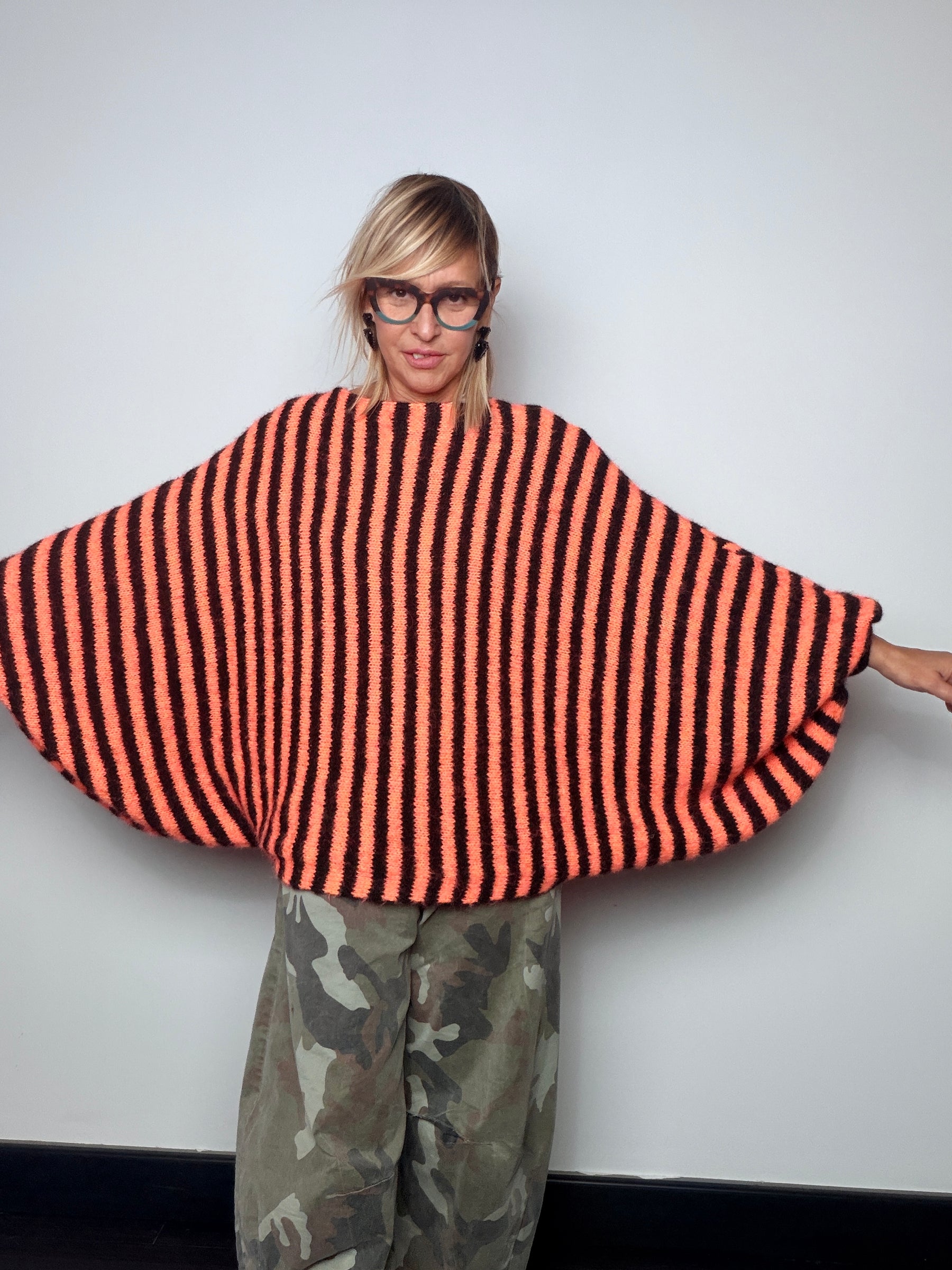 Maglia over a righe con maniche a pipistrello