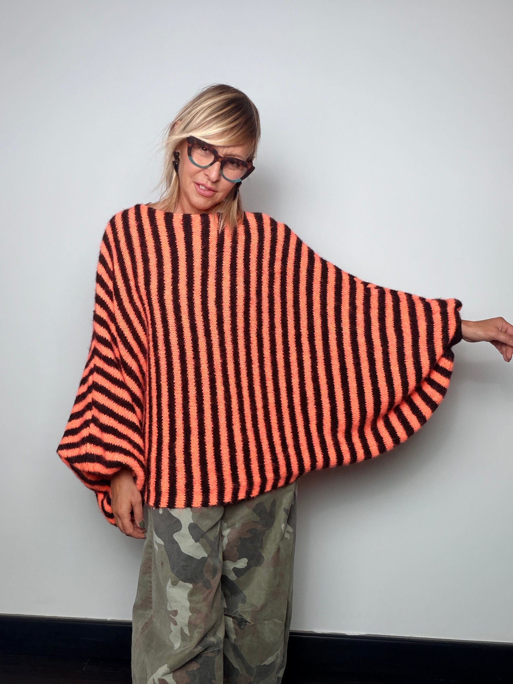 Maglia over a righe con maniche a pipistrello
