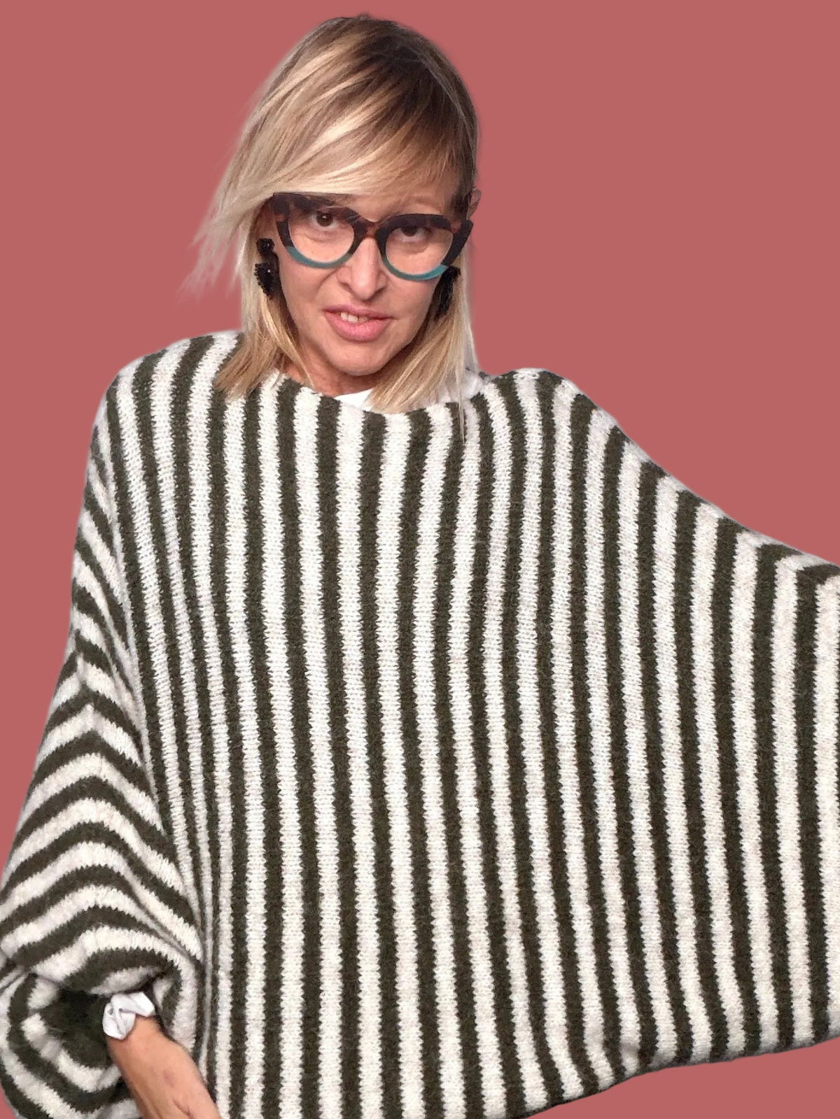 Maglia over a righe con maniche a pipistrello