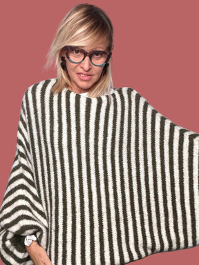 Maglia over a righe con maniche a pipistrello