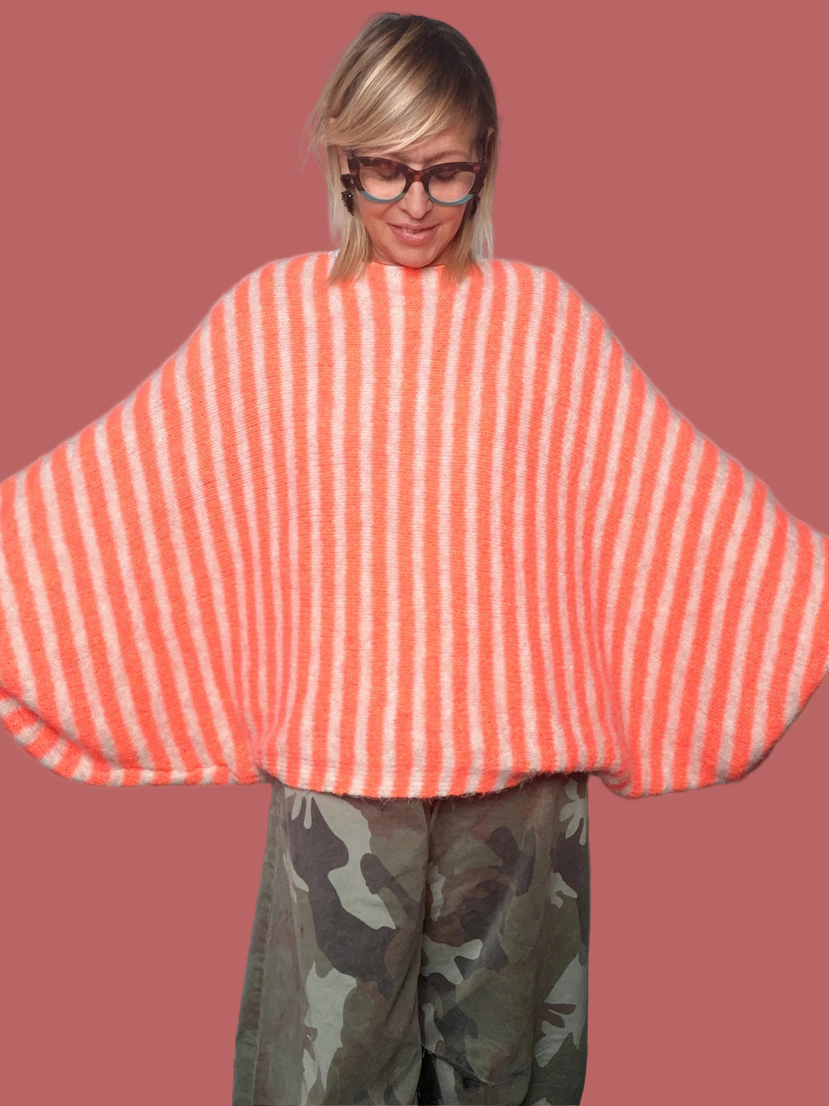 Maglia over a righe con maniche a pipistrello