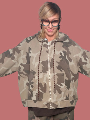 Felpa Susy Star camouflage con cappuccio e zip, vista frontale indossata