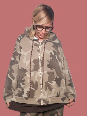 Felpa Susy Star camouflage in cotone, dettaglio frontale con tasche