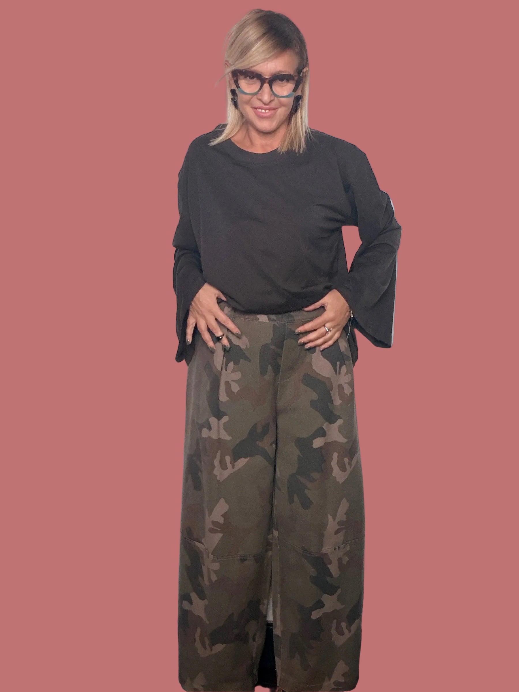 Pantalone Susy Star fantasia camouflage verde e marrone, indossato