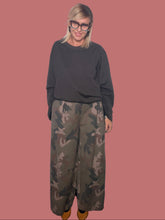Pantalone Susy Star camouflage in cotone a gamba ampia, vista frontale indossato