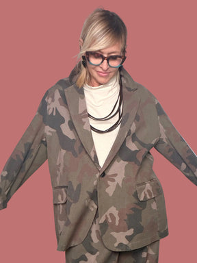 Giacca Susy Star camouflage in cotone con revers, vista frontale indossata