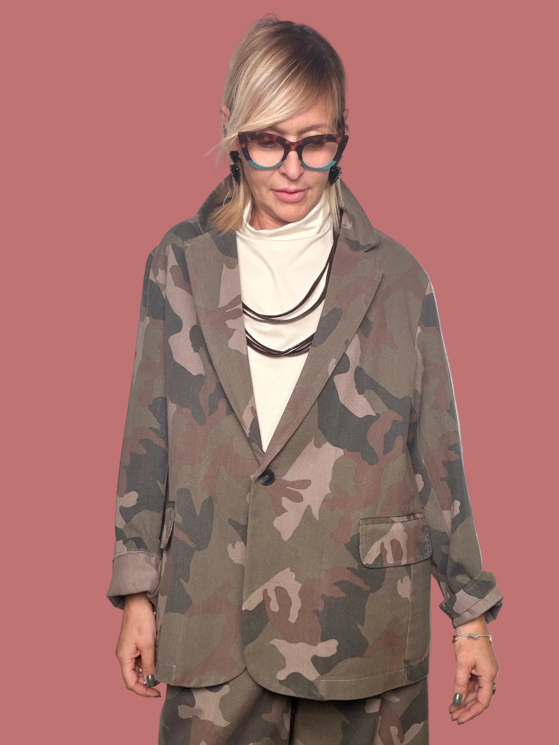 Giacca Susy Star camouflage a un bottone, dettaglio della linea ampia