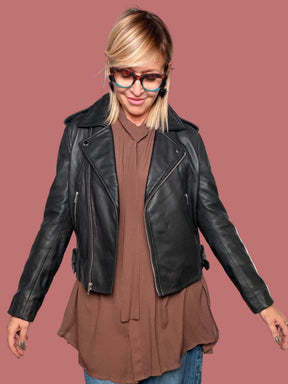 Giubbotto Souvenir nero con revers e zip, abbinato a blusa e jeans