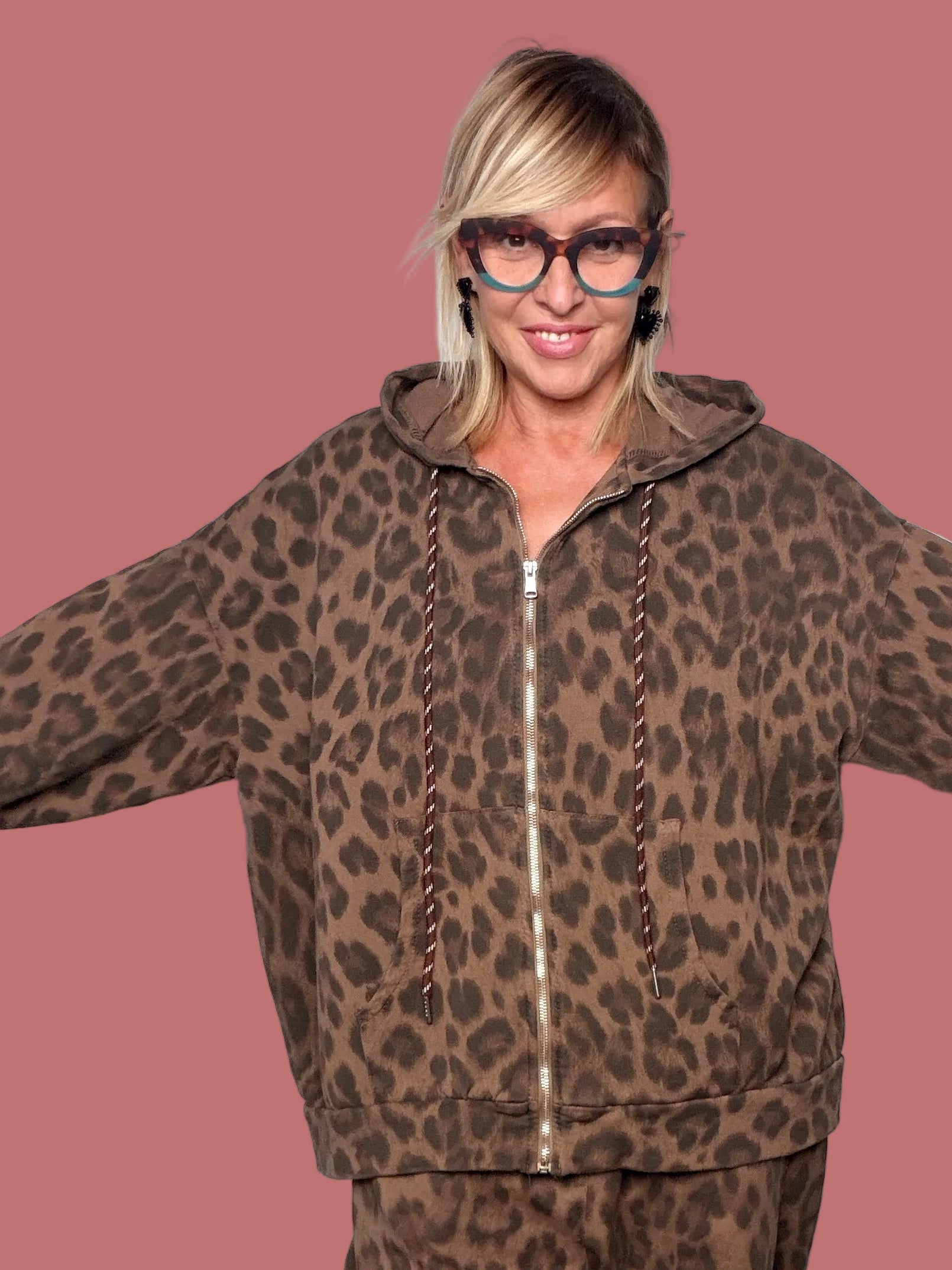 Felpa leopardata Susy Star in cotone, vista frontale della linea ampia