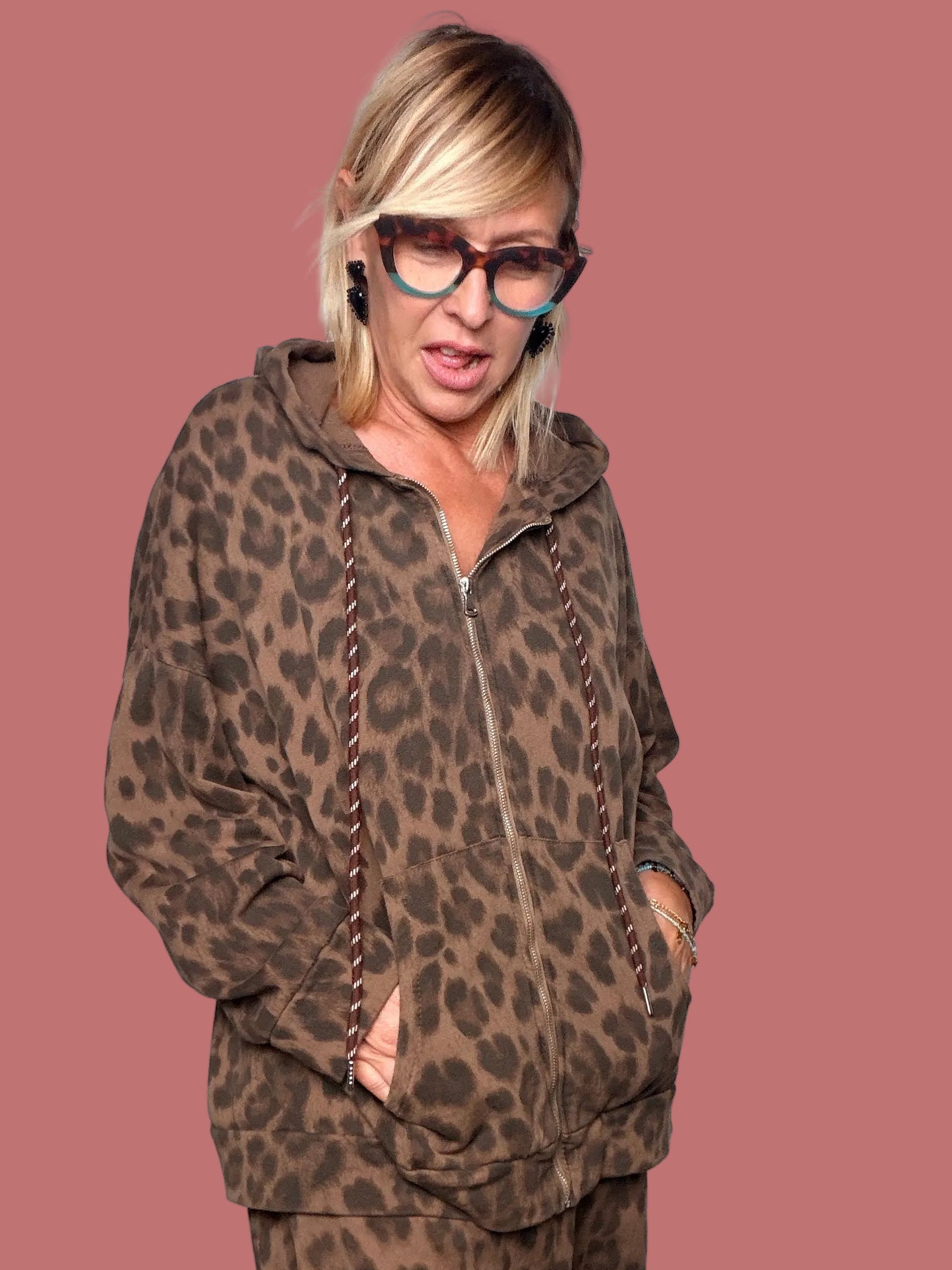 Felpa leopardata Susy Star con cappuccio e zip, indossata