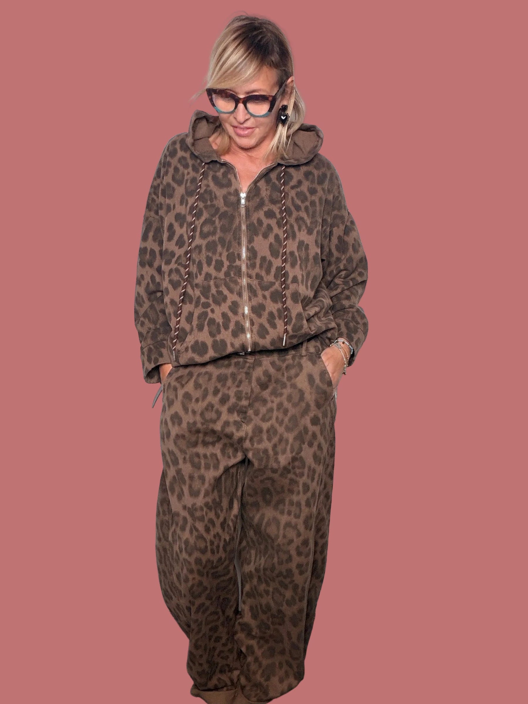 Pantalone Susy Star a ovetto leopardato in cotone, vista intera indossato