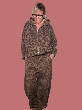 Pantalone Susy Star a ovetto leopardato in cotone, vista intera indossato