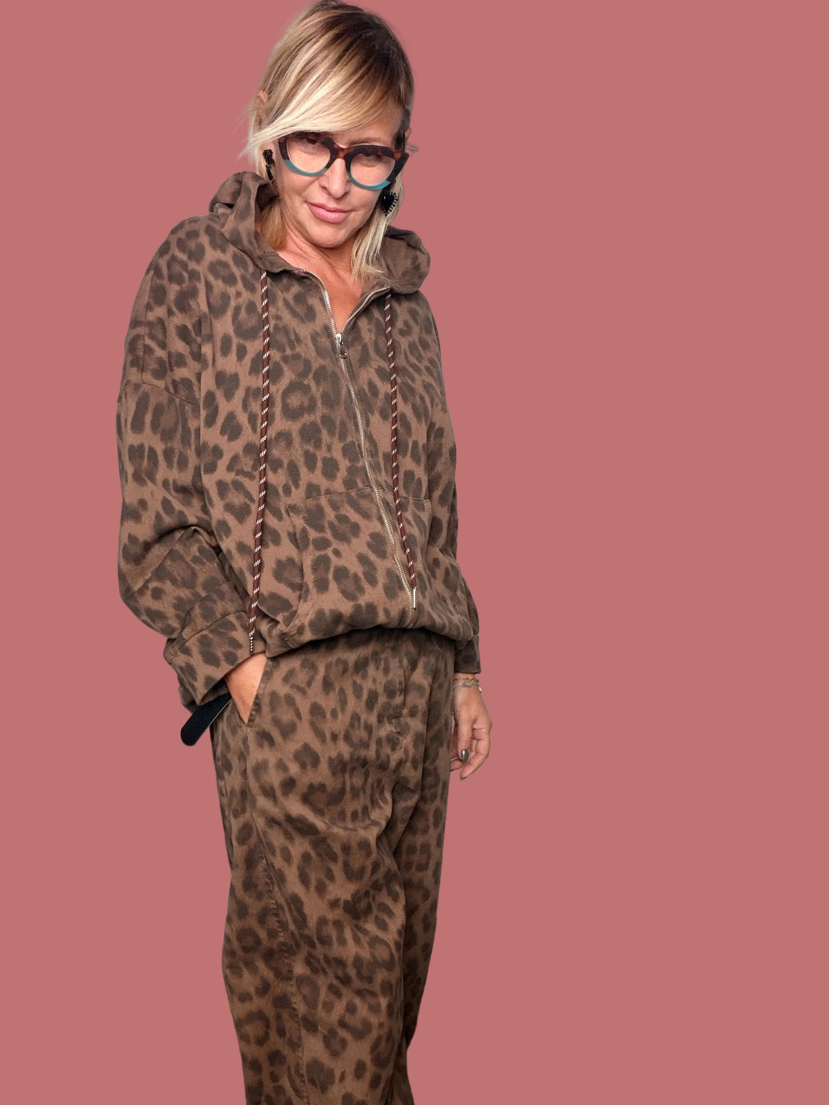 Pantalone Susy Star leopardato, dettaglio della fantasia e delle tasche laterali