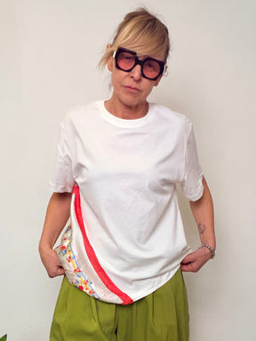 T-shirt in cotone bianco con inserto floreale a contrasto