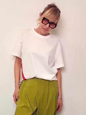 T-shirt in cotone bianco con inserto floreale a contrasto