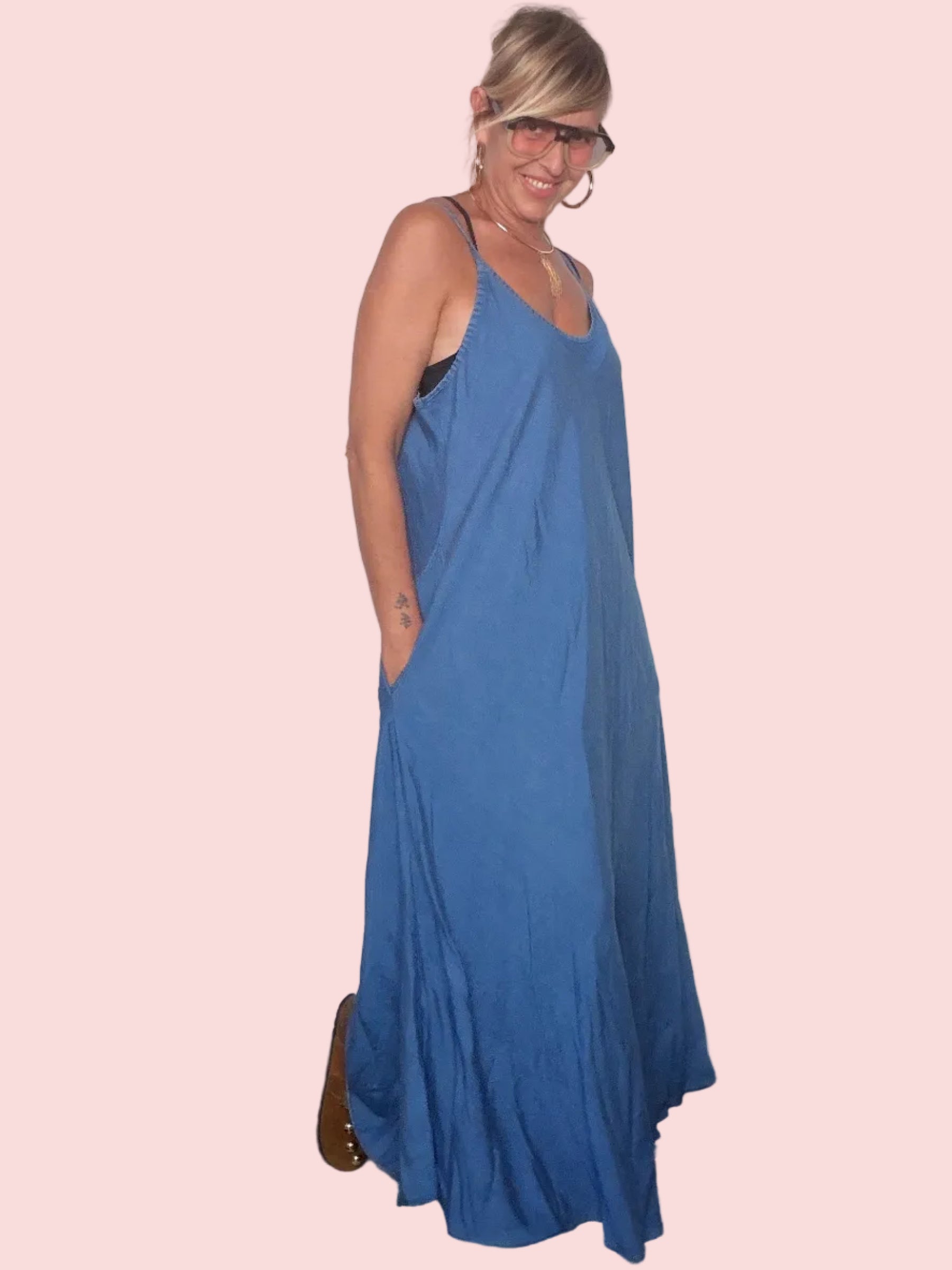 Abito Maxi in Chambray Blu — Spalline Spaghetto e Volant
