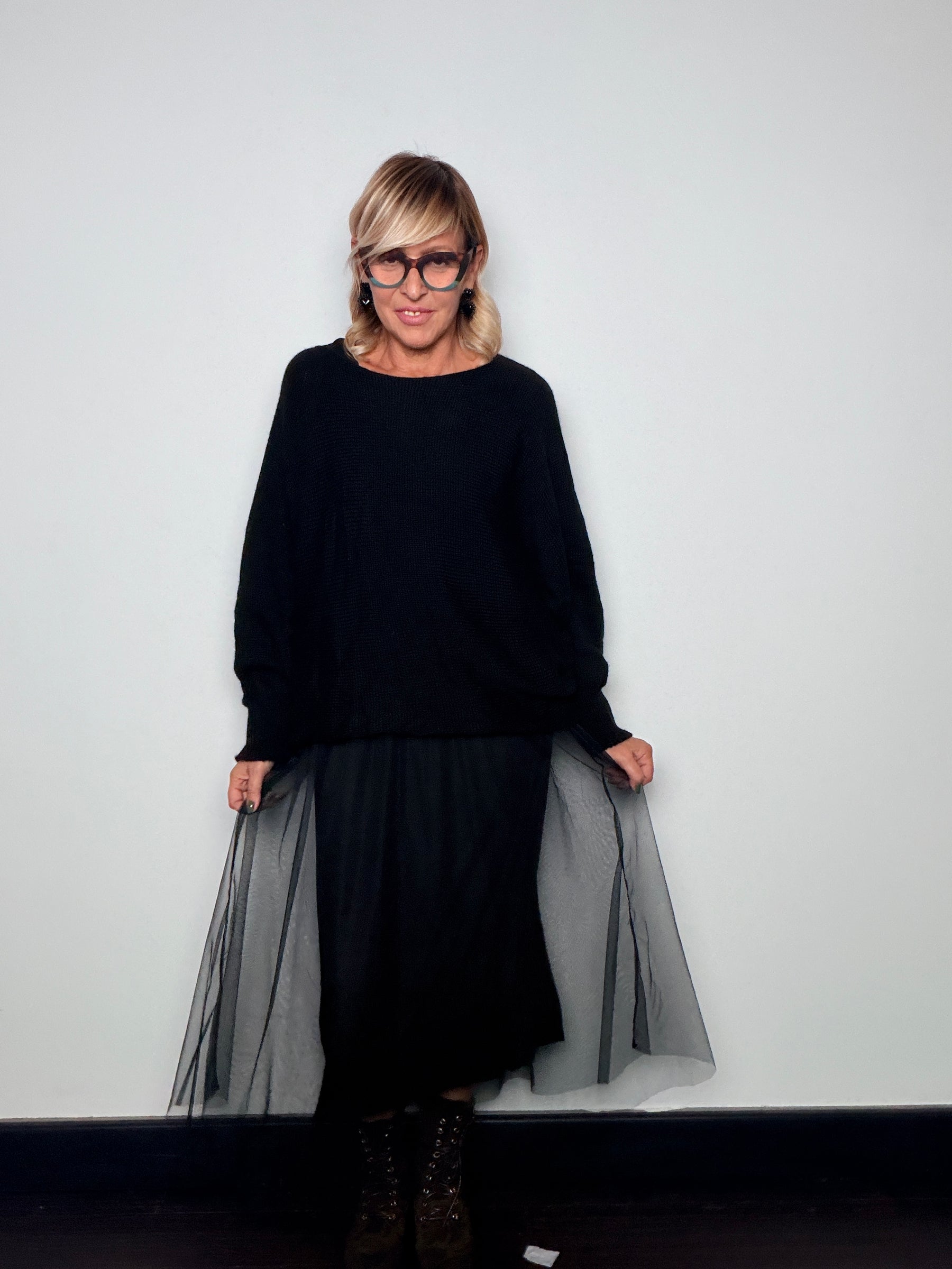 Abito smanicato con gonna in tulle e maglia over abbinata