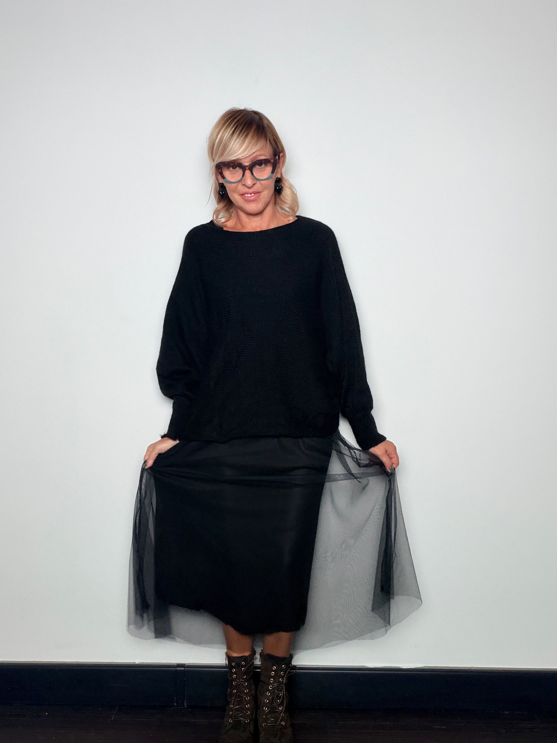 Abito smanicato con gonna in tulle e maglia over abbinata