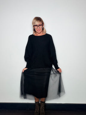 Abito smanicato con gonna in tulle e maglia over abbinata