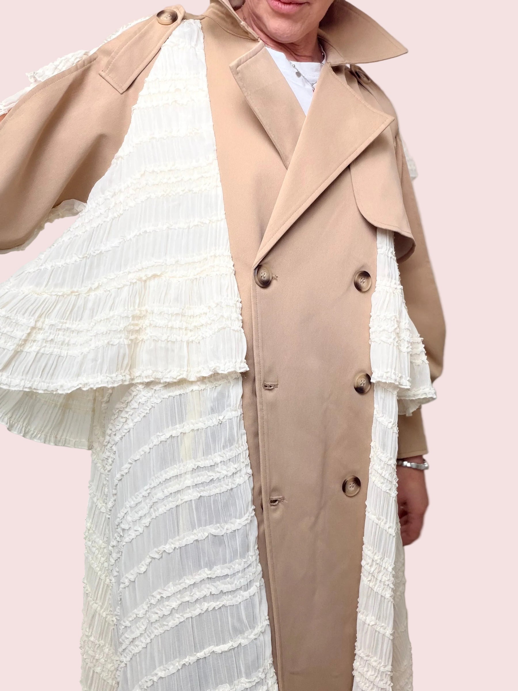 Trench Beige con inserti bianchi plissettati