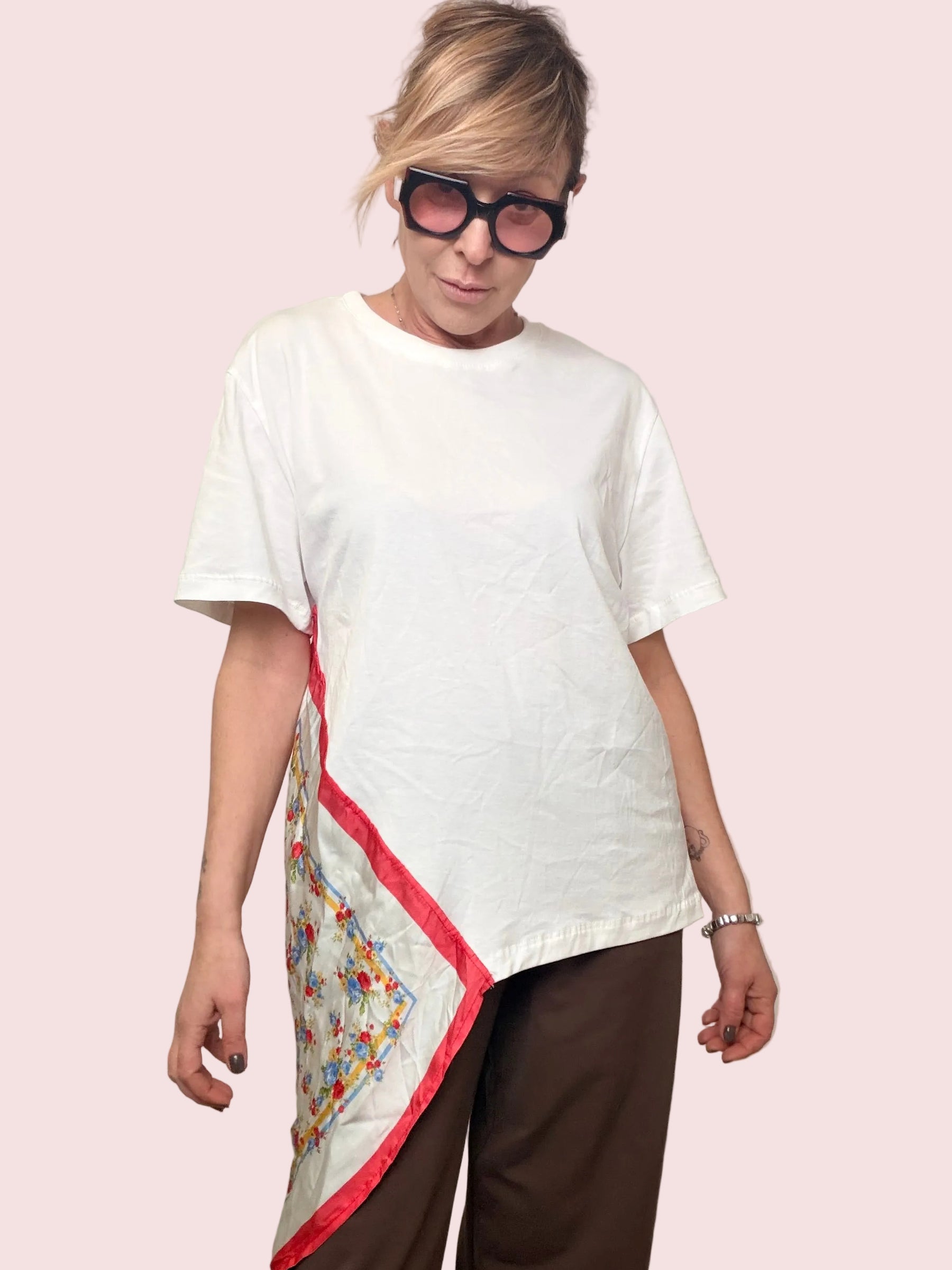 T-shirt in cotone bianco con inserto floreale a contrasto