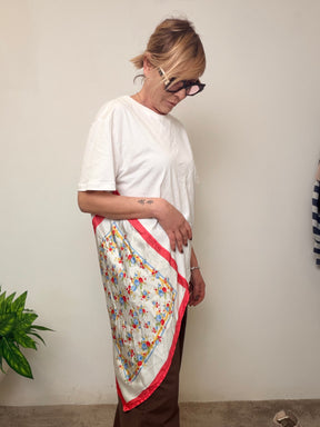 T-shirt in cotone bianco con inserto floreale a contrasto