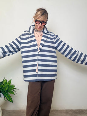 Felpa con cappuccio a righe grigie e bianche