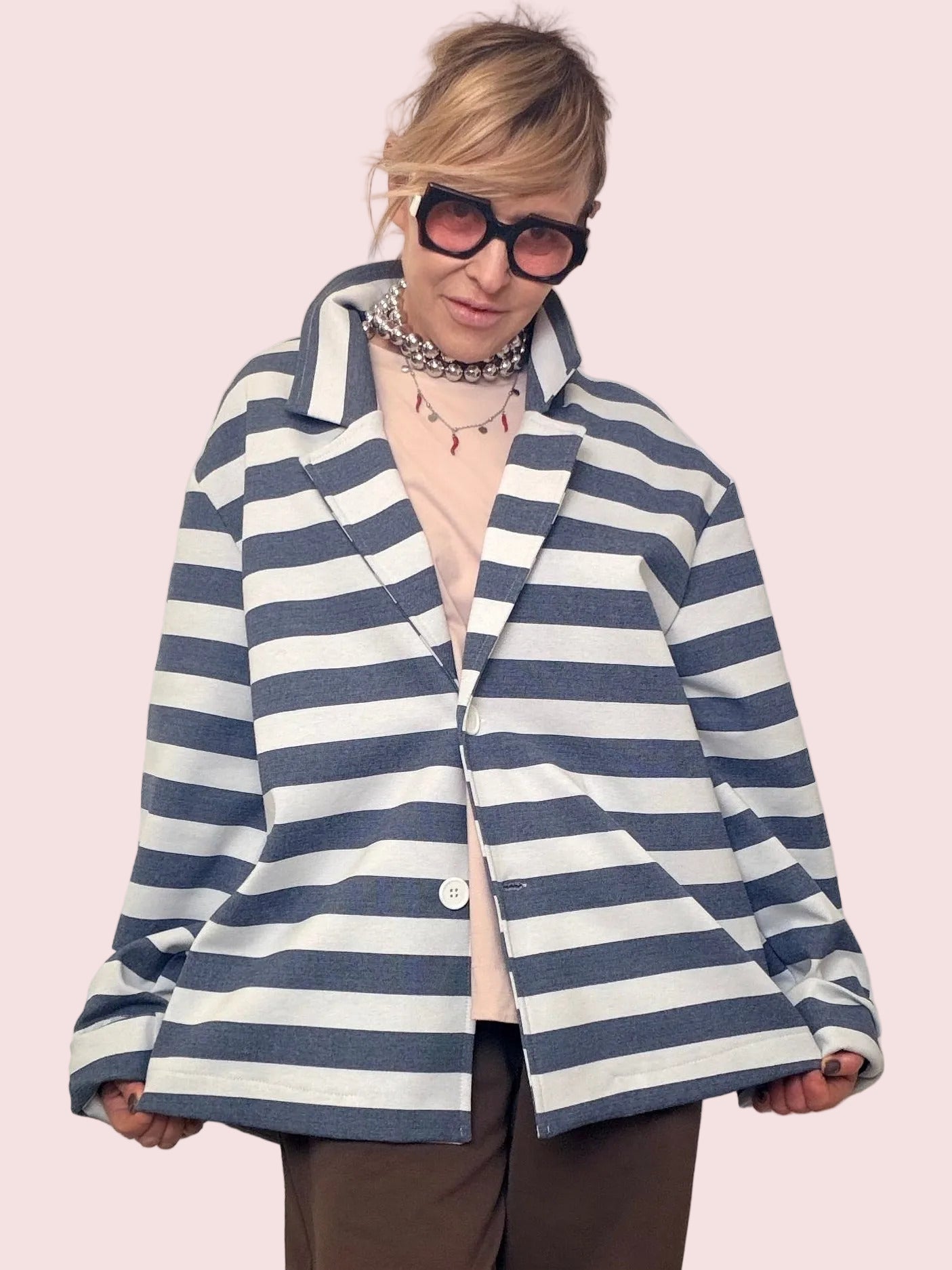 Felpa con cappuccio a righe grigie e bianche