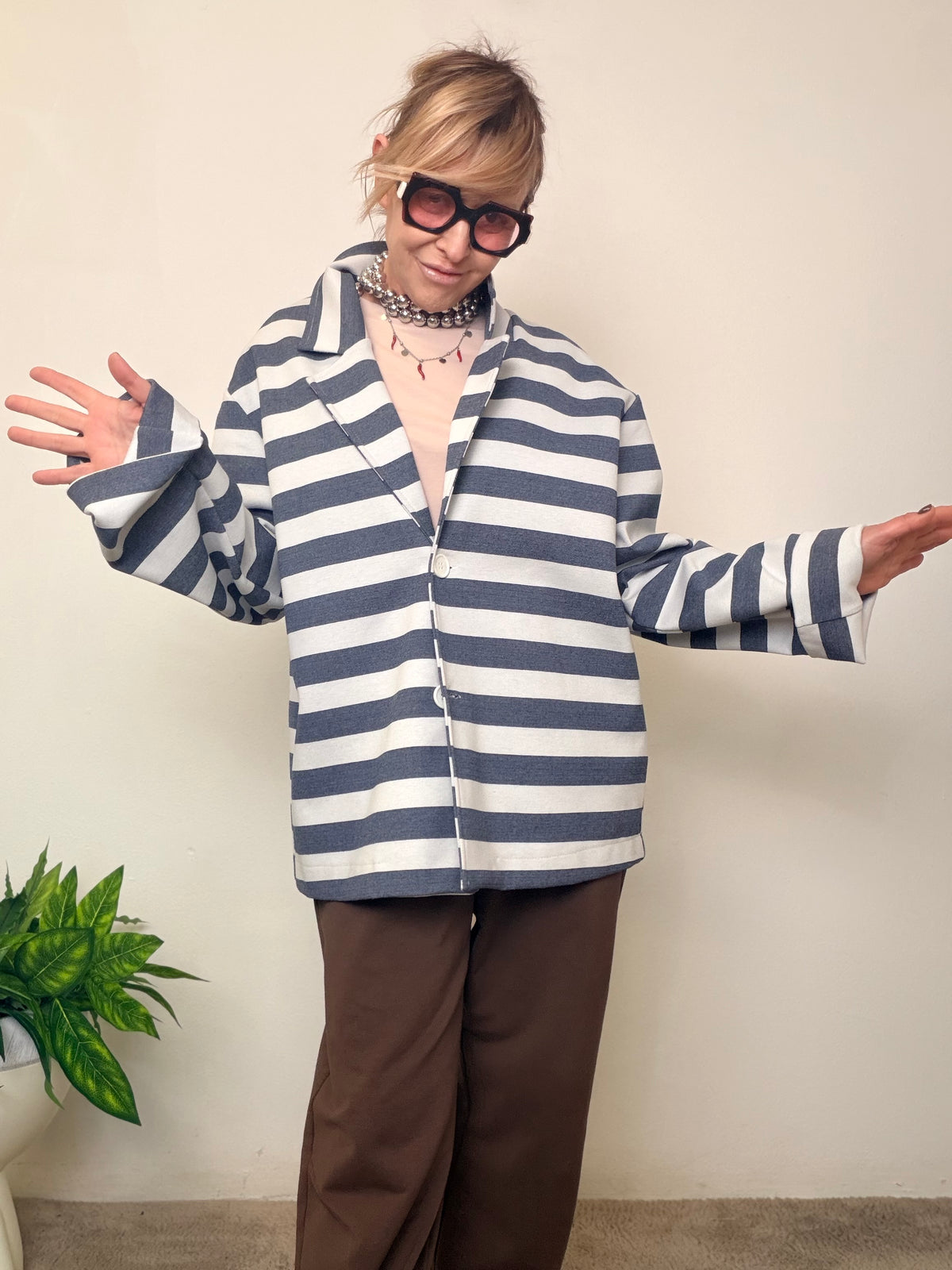 Felpa con cappuccio a righe grigie e bianche